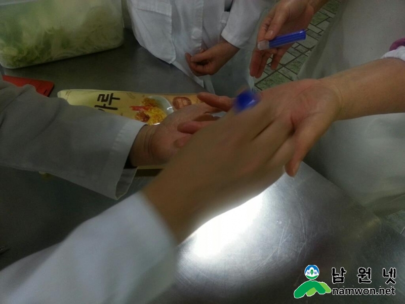0303%20건강생활과%20-%20개학맞아%20학교급식소%20식중독%20사전예방%20점검%20실시(개인위생관리%20손%20세균검사).jpg
