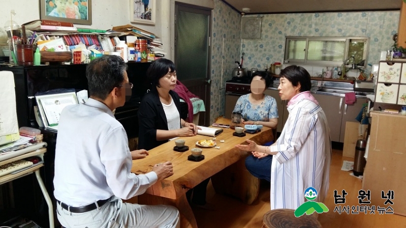 0719주민복지과-찾아가서 살피는 동네 한바퀴1(남원시 찾아가서 살피는 동네 한바퀴  팀원들이 가정을 방문해 상담하고 있다1.jpg