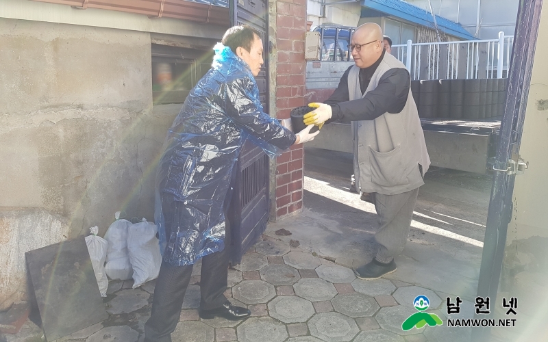 1229 주민복지과 - 따뜻한 기부 행렬 이어져.jpg