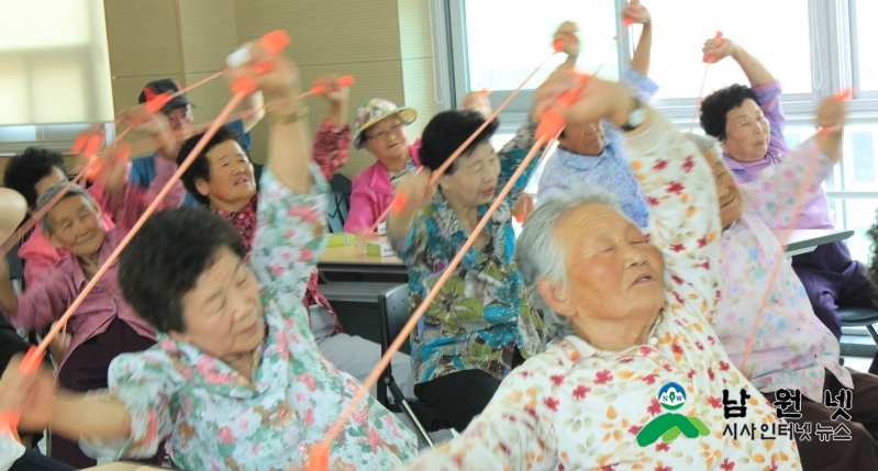 0626여성가족과-남원시, 한발 앞선 노인복지 실현1(금동 노인복지관에서 강사와 함께 몸을 풀고 있는 어르신.JPG