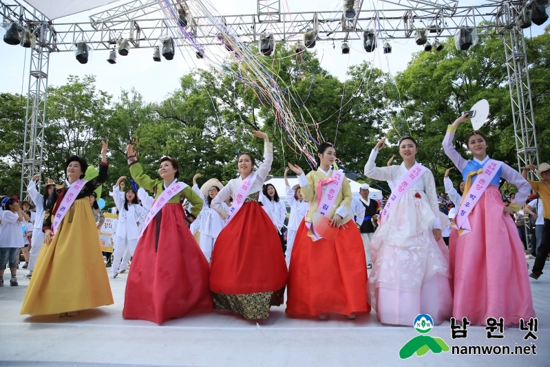 14일 광한루원 앞 춤판무대에서 진행된 춘향길놀이에서 역대 춘향이들이 무대에서 사랑춤을 추고 있다(최영순).JPG
