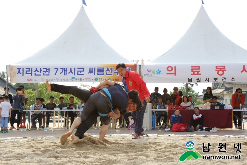 춘향문화예술회관광장에서 열린 민속씨름대회.jpg