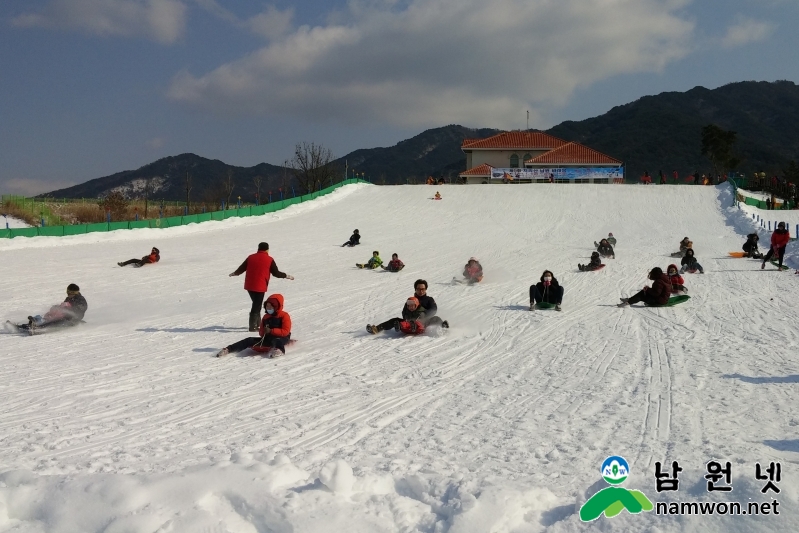 0128%20운봉읍%20-%20지리산%20남원%20바래봉%20눈꽃축제%20화려한%20눈꽃%20향연으로%20관광객들%20사로%20잡아(눈썰매장).jpg