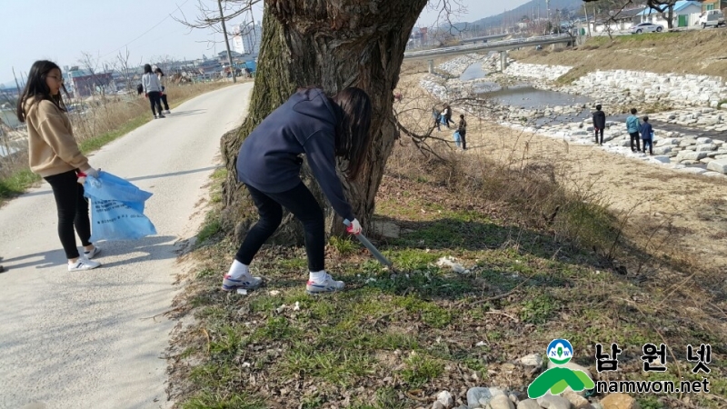 0328%20교육체육과%20-%20거점학교%20으뜸인재반%20자원봉사활동%20실시%20(4).jpg