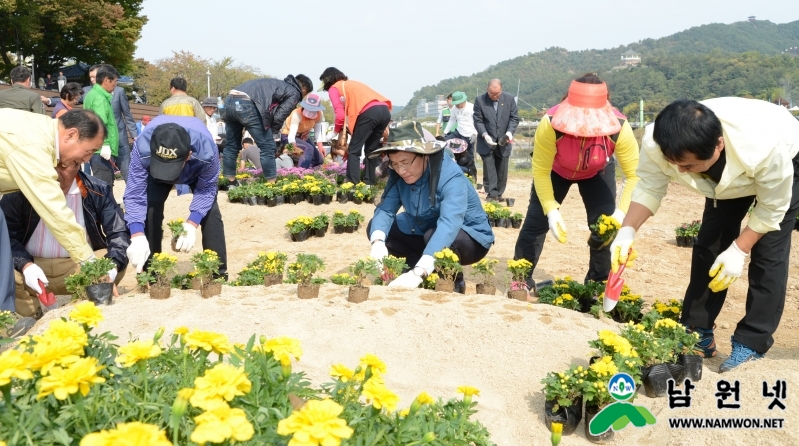 151007 도시녹화운동 업무 협약 및 캠페인 행사(꽃묘식재)11 (2).JPG