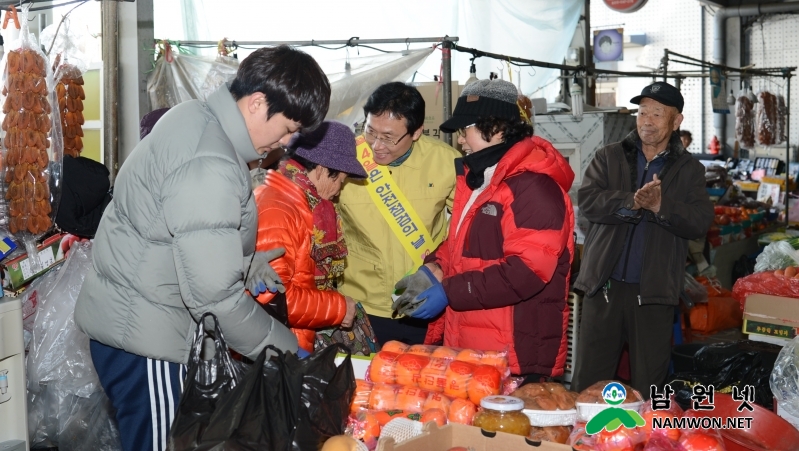 0124 경제과 - 이환주 시장, 설맞이 전통시장 찾아 상인 격려 2.JPG