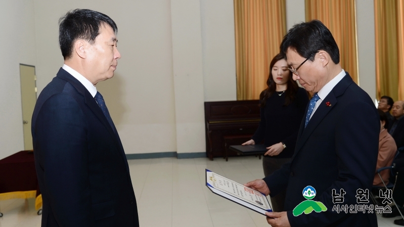 0304감사실-박흥근 남원시 감사실장 정부 우수공무원 대통령 표창1 - 복사본.jpg