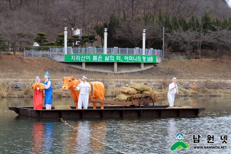 0306 문화관광과 - 향수를 자극하는 소금 뗏목배 요천강변에 진수(최영순)1.jpg