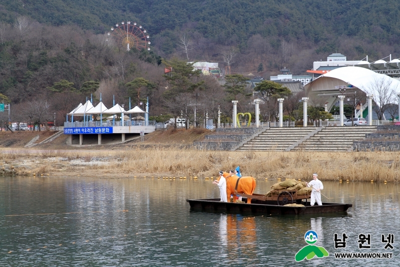 0306 문화관광과 - 향수를 자극하는 소금 뗏목배 요천강변에 진수(최영순)4.jpg