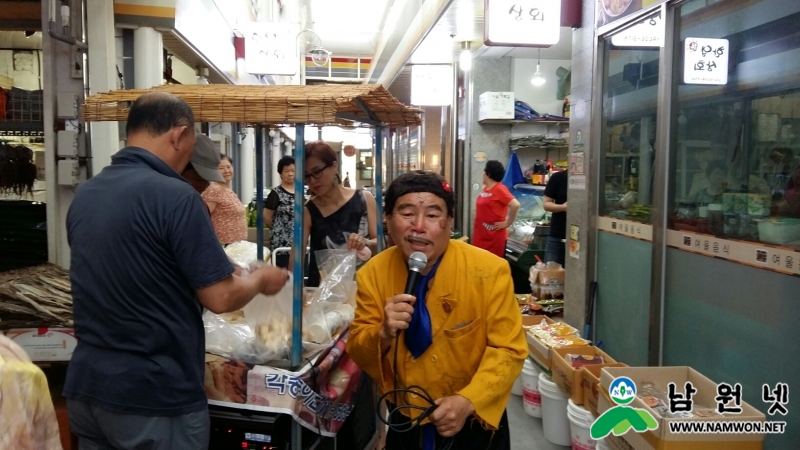 0903 경제과 - 전통시장 추석 고객맞이 준비 한창(용남시장 각설이 엿장수 공연).jpg