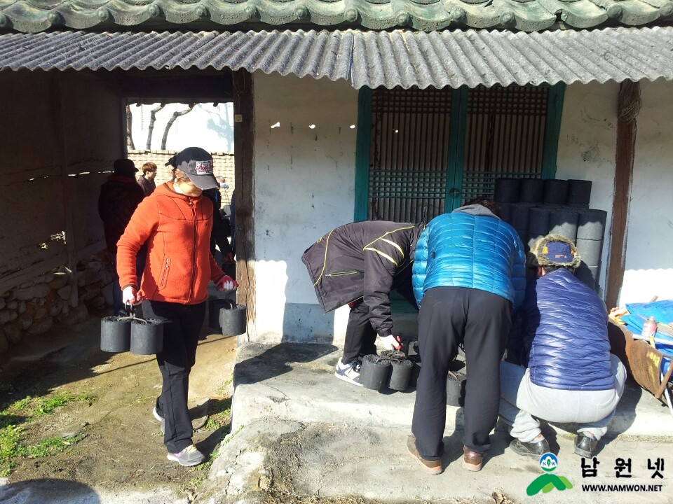 1210 주민복지과 - 밤부회 저소득층 가정에 사랑의 연탄 전달.jpg