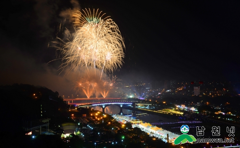 춘향제(개막식 불꽃향연-이준기)13일 오후 9시50분부터 20여분간 밤하늘을 화려하게 수놓은 불꽃향연이 펼쳐졌다 (1).jpg