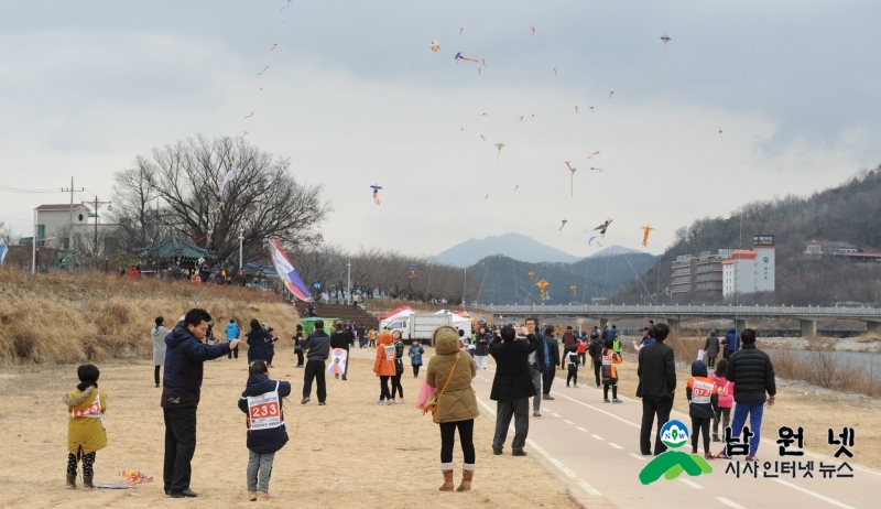 0215여성가족과-제18회 청소년 연날리기 대회 개최2.JPG