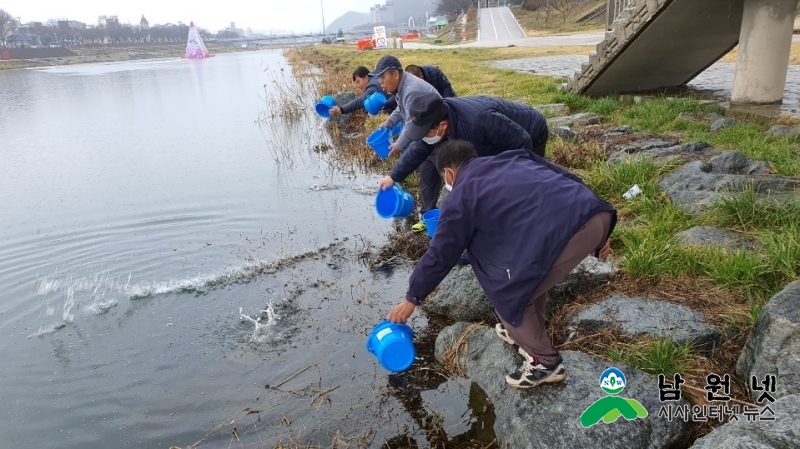 0312 축산과-생태계 복원을 위한 요천 은어 방류.jpg