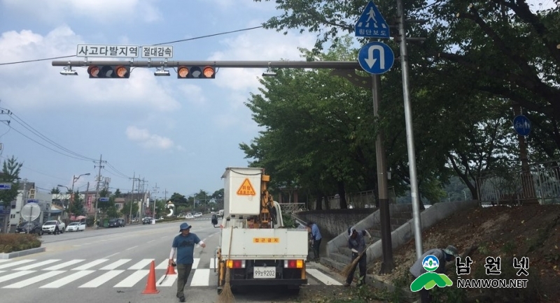 0809산림과-야간 도로변 보행자를 위한 가로수 정비 실시2.jpg