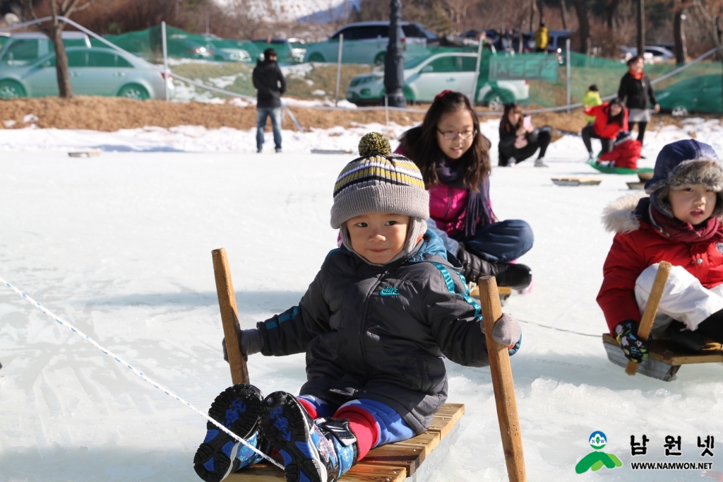 0108 홍보전산과 - 지리산 남원 바래봉에서 즐기는 설국여행(얼음치기하는 어린이들).JPG