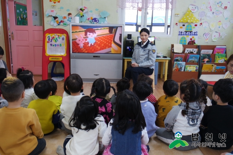 보도자료(17.12.20)-차를보고걸어요(교통안전교육).JPG