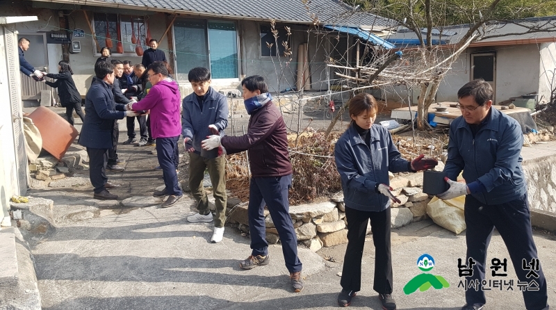 1221 환경사업소 - 연탄 나누기로 연말 사랑의 온도를 높이다 2.jpg