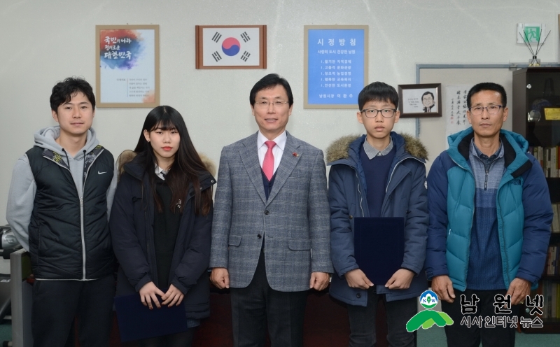 1222 기획실 - 남춘회, 장학금 전달.jpg