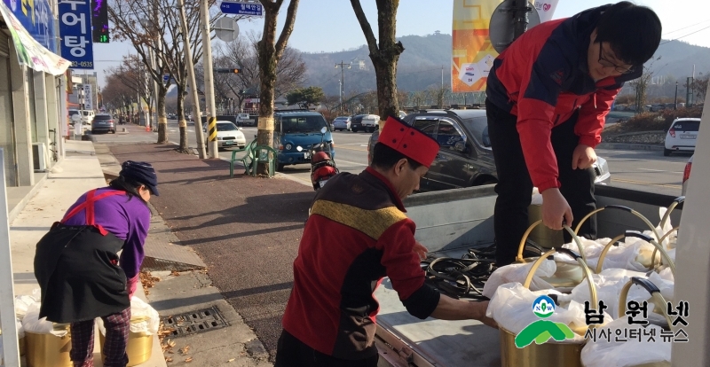 1222 금지면 -  25개 경로당에 추어탕 지원.jpg