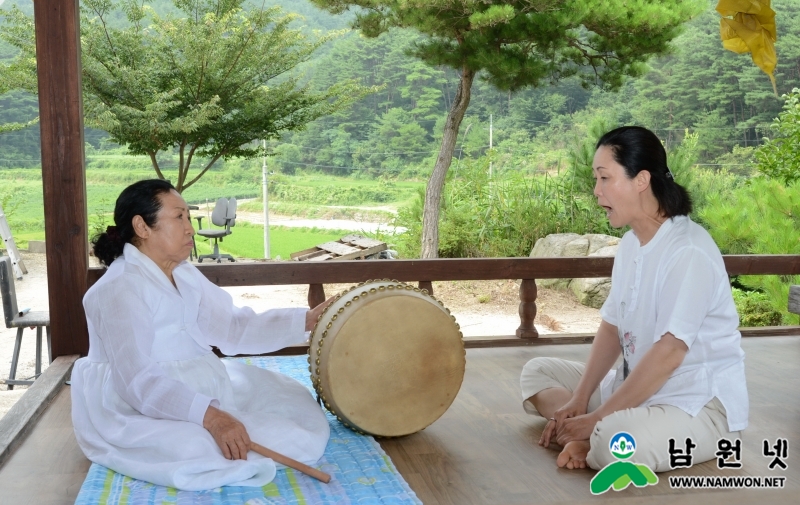 남해성 명창으로 부터 소리를 사사하는 안성민씨.jpg