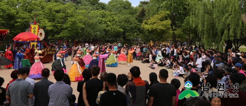 0306홍보전산과-올해도 기대되는 남원대표공연 신관사또 부임행3(춘향제에서 공연을 펼치고 있는 신관사또부임행차단 2.JPG