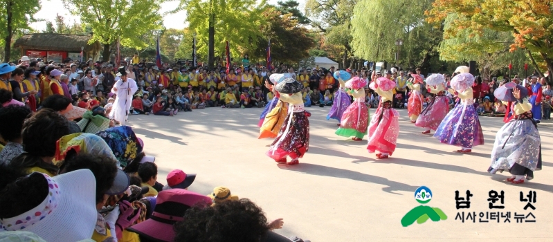 0306홍보전산과-올해도 기대되는 남원대표공연 신관사또 부임행5(춘향제에서 공연을 펼치고 있는 신관사또부임행차단 4.JPG