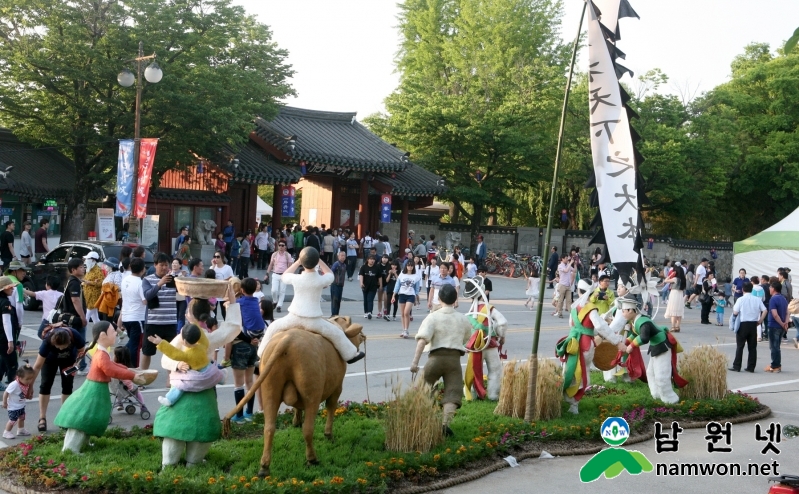 0504 춘향제전위원회 - 춘향제 사랑의 나무와 허브정원 기억에 남은만한 포토존 구성 (2).JPG