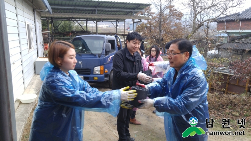 1216 감사실 - 보절면 저소득층 2세대에 사랑의 연탄 500장 전달 (2).jpg