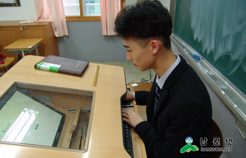 신중하게 투표하고 있는 학생 모습.JPG