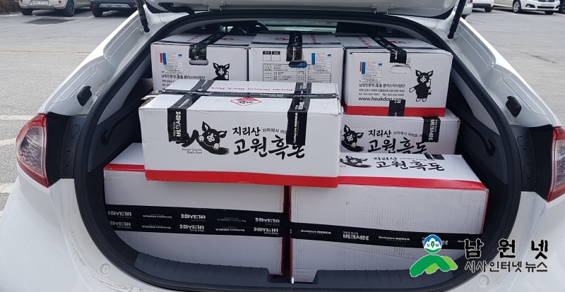 0118산동면,인월면,주민복지과-사랑의 고장 이웃돕기 이어져1(인월면-지리산 흑돈 이웃돕기 물품 지원1.jpg