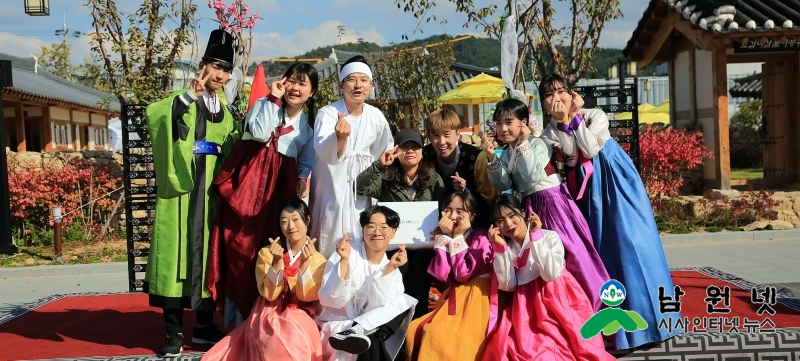 0121홍보전산과-남원시 홍보대사 톡톡튀네1(코미디 춘향전 꽃담장 공연모습1).jpg