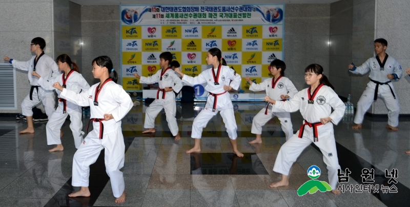 0831홍보전산과-춘향골 남원 국내외 선수들 우렁찬 함성2(태권도 품새 연습하는 선수들).JPG