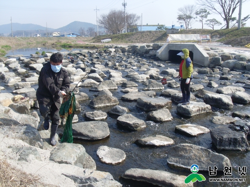 0428 환경과 - 하천쓰레기 정화사업 시민 호응 높아2.JPG