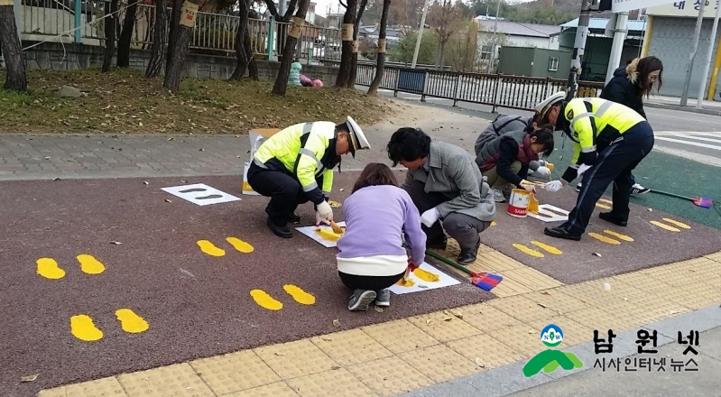 보도자료(17.11.28.)-노란발자국.jpg