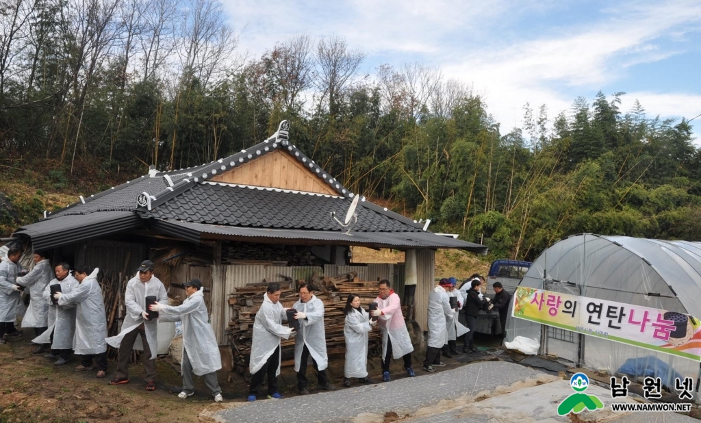 1201 감사실 - 시청 산악회 사랑 나눔 연탄배달 봉사활동 전개1.jpg