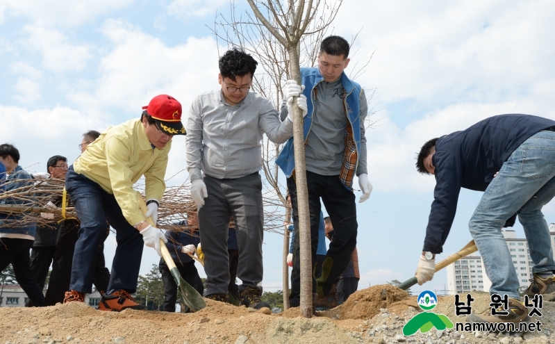 0422 산림과 - 조림사업을 통한 녹색 생태도시 건설(식목일 나무심기 행사 참고사진) (3).JPG