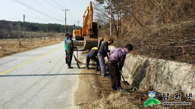 0324 건설과 - 해빙기 및 봄맞이 도로점검 정비0.jpg