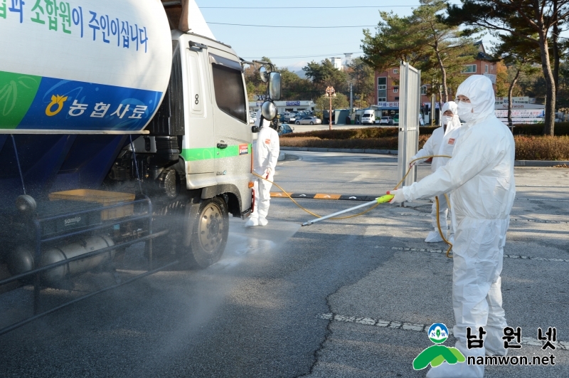 0226 축산과 - 청정남원 올해도 반드시 지킨다(춘향골체육공원 내 거점소독 1초소를 방문하고 시연 소독을 하는 이환주 시장).jpg