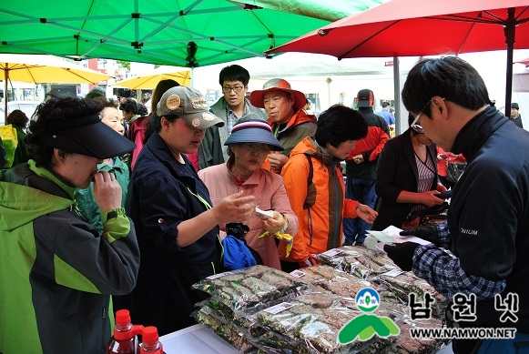 0326 경제과 - 팔도장터 관광열차 400여명의 수도권 관광객 싣고 공설시장 찾는다4.JPG