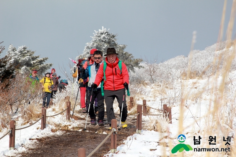 0115 홍보전산과 - 엄홍길대장과 함께 전국 밀레 고객 1천1백여명 바래봉 눈꽃 산행 (4).jpg