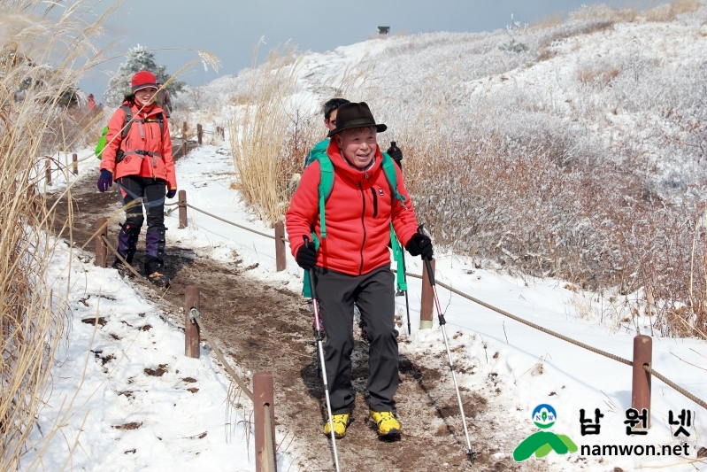 0115 홍보전산과 - 엄홍길대장과 함께 전국 밀레 고객 1천1백여명 바래봉 눈꽃 산행 (1).jpg