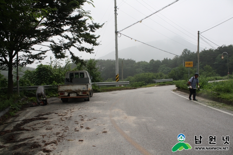 0720 향교동 - 여름철 제초작업으로 도로 단장2.jpg