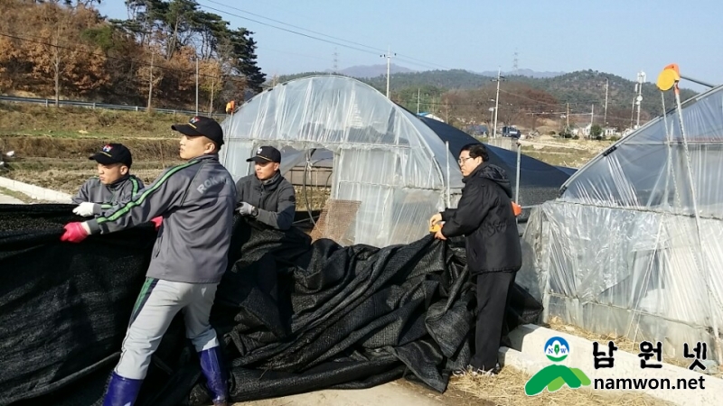 1202 산동면 - 육군 제7733부대 3대대원 산동면 폭설피해 농가 복구 작업 구슬땀 (1).jpg