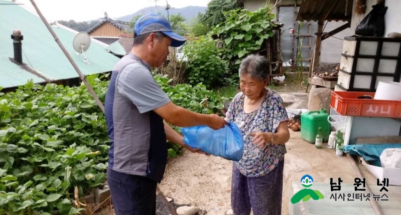 0809보절면-보절 산악회 홀몸 어르신들 백숙용 닭 제공1.JPG